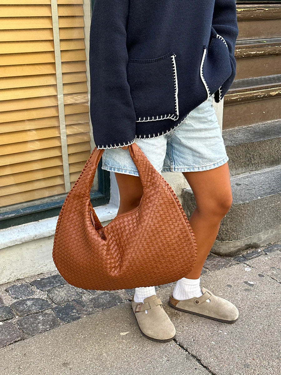 Trendige geflochtene Tasche